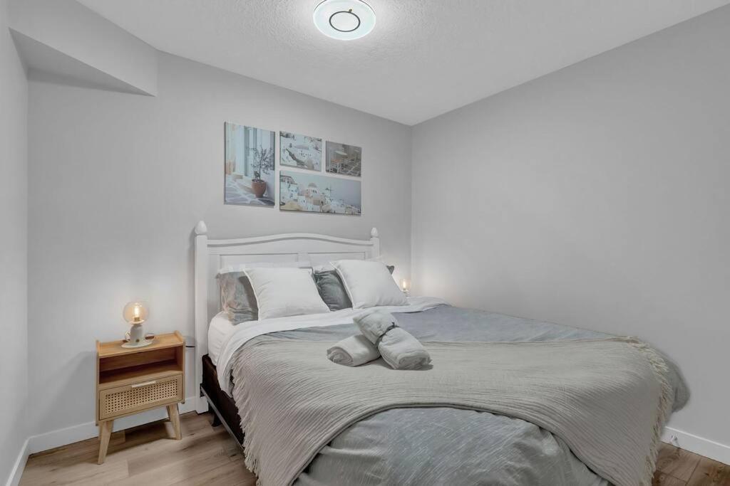 Modernsuite*Nearairport*2Queens*2Bedroom*Fullkitchen Edmonton Buitenkant foto