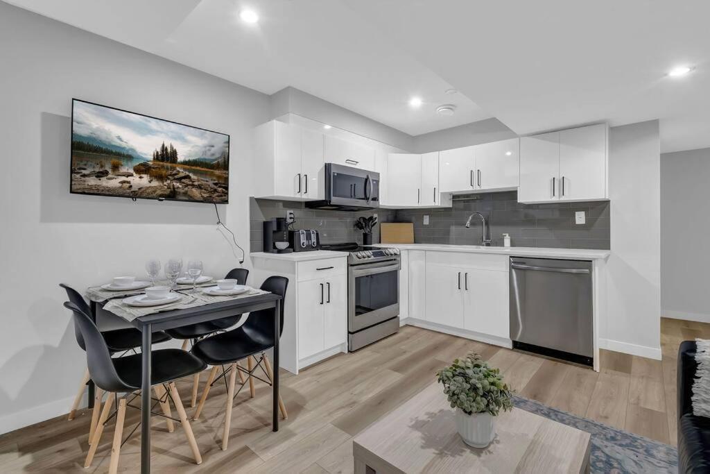 Modernsuite*Nearairport*2Queens*2Bedroom*Fullkitchen Edmonton Buitenkant foto