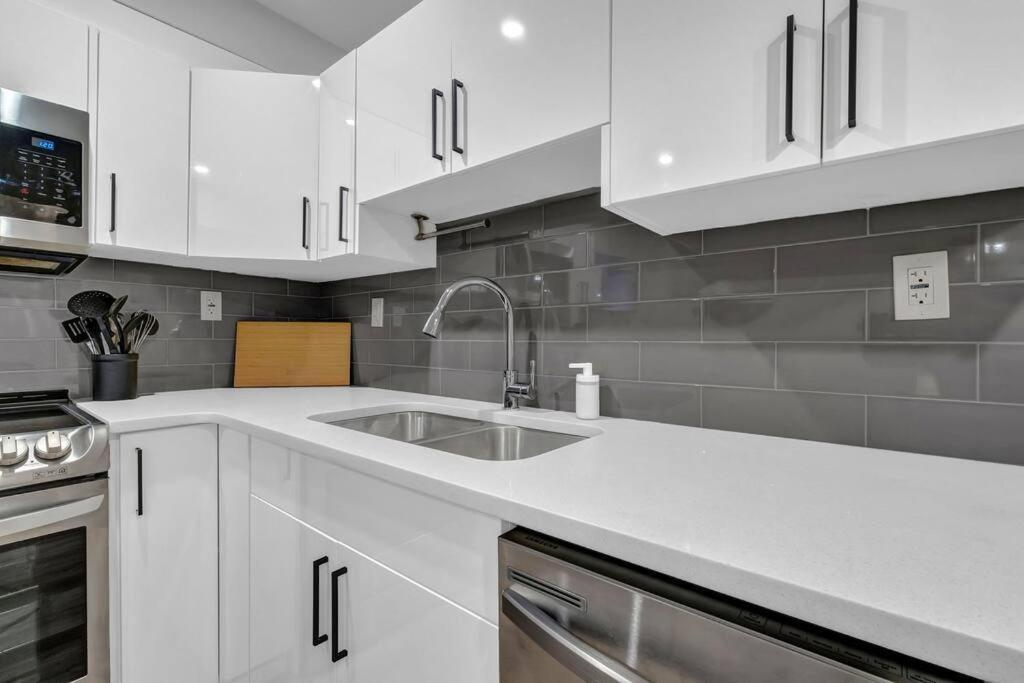 Modernsuite*Nearairport*2Queens*2Bedroom*Fullkitchen Edmonton Buitenkant foto